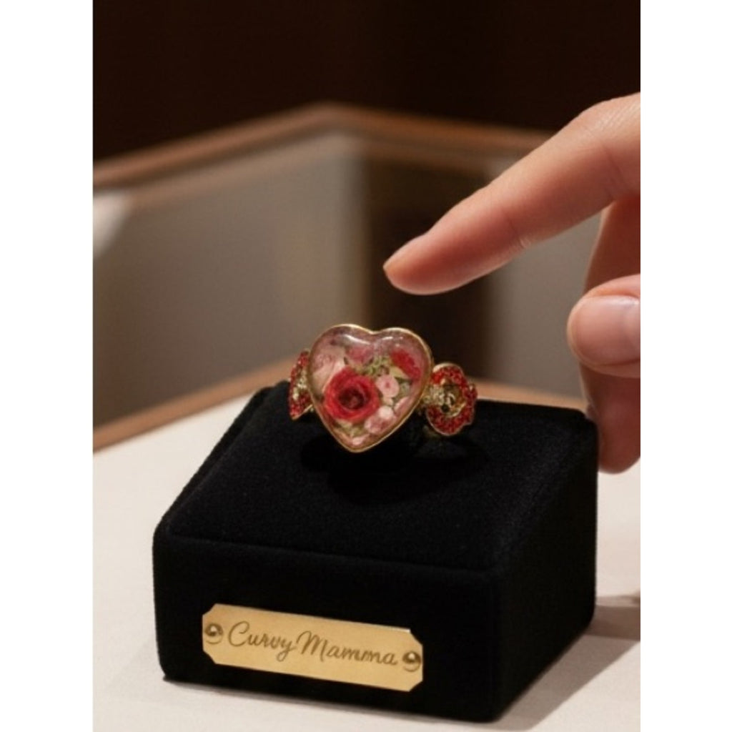 Heart-Shaped Floral Ring with Red‎ Accents