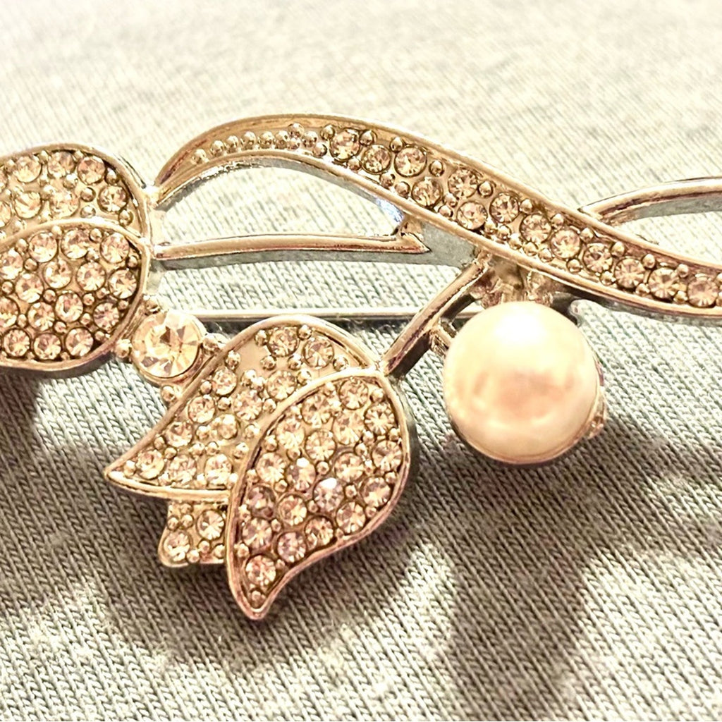 Stunning Silver-plated Floral Brooch - Elegant Women’s Jewelry